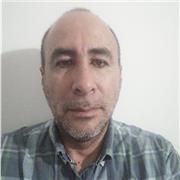 Profesor de derecho con experiencia en comunidades indígenas